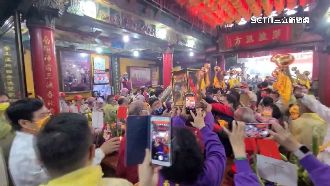 大甲媽3百年來首東巡！信徒冒雨朝聖