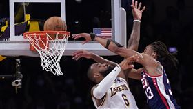 ▲克萊斯頓（Nic Claxton）隔扣詹姆斯（LeBron James）。（圖／美聯社／達志影像）