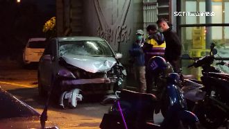 她載孩遭撞飛　對向駕駛看熱鬧也車禍