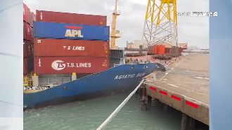 貨櫃船撞台中港碼頭　外國船員驚呼