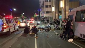 高雄前金區BMW撞上行人 翻攝