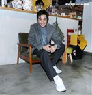 謝佳見舞台劇同學會同鞋三立新聞網專訪。（記者邱榮吉/攝影）