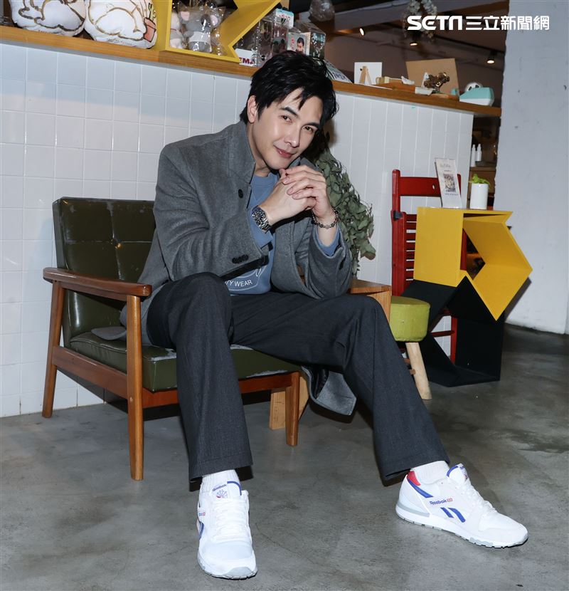 謝佳見舞台劇同學會同鞋三立新聞網專訪。（記者邱榮吉/攝影）