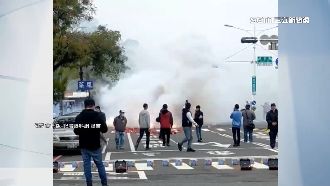 扯！馬路當自家放鞭炮　整條路白茫茫