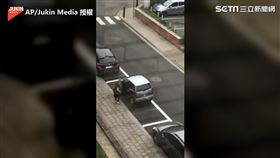 女士下車檢查車子是否停得「合格」。（圖／AP／Jukin Media授權）