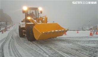 合歡山清晨降大雪！鏟雪車出動