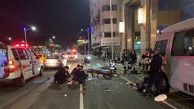 高雄男子涉酒駕撞4路人  1女急救後不治（2）高雄市26日晚間發生BMW小客車撞擊4名行人車禍，其中范姓女子急救後宣告不治，另3名行人受傷送醫。（警方提供）中央社記者曾以寧傳真  110年12月26日