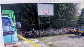 尖石,球框,籃球架,壓死（圖／翻攝畫面）