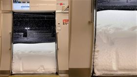 日本,大雪,電車,積雪。（圖／翻攝自@Asinkaisoku推特）