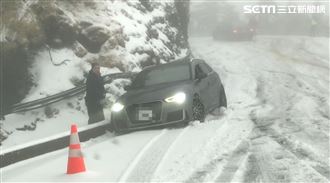 合歡山飄大雪　車卡「水晶宮」撞山溝