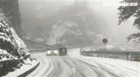 合歡山，下雪，路面積雪，武嶺松雪樓，水晶宮，失控打滑撞山溝 (圖/翻攝畫面)