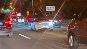 敞篷車,網紅,艾妃,Aifei。(圖/翻攝自爆廢公社臉書)
