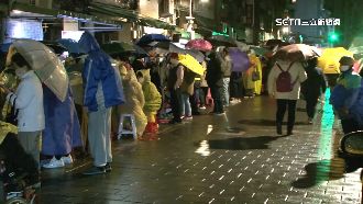龍山寺點燈20萬盞　信眾冒風雨卡位