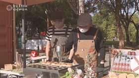 ▲侯友宜現身耶誕市集賣車輪餅。（圖／翻攝侯友宜臉書）