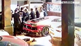 十五分幫劉姓車手頭當街擄走下游取簿手痛毆遭逮。（圖／翻攝畫面）