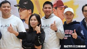 旅美好手劉致榮和高中老師合影。（圖／記者王怡翔攝影）