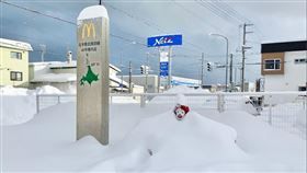日本北海道麥當勞叔叔！被雪淹沒　只剩一顆頭。（圖／翻攝自@Asuka_Shiromaru）