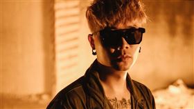 蕭秉治送耶誕好禮。（圖／相信音樂提供）