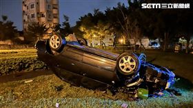 桃園市游男酒後載送女友人衝進建新公園後翻車。（圖／翻攝畫面）