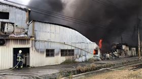 彰化芬園，塑膠工廠大火，黑煙直竄天際 (圖／翻攝畫面)