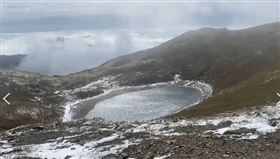 嘉明湖下雪了（嘉明湖熊出沒企業社提供）