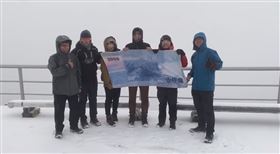 玉山暴雪！6人攻頂高舉千元鈔致敬。鄭明典臉書