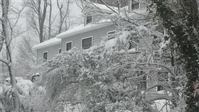 暴風雪襲紐約  長島積雪盈尺暴風雪4日（本地時間）侵襲美東3州，大紐約降雪量約9到13英寸，長島地區更多，積雪盈尺，一片雪白。中央社記者黃兆平紐約攝　107年1月5日