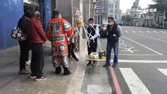 愛女遭酒駕撞死！父母淚招魂擲無筊