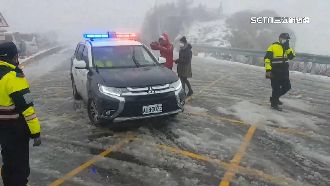 合歡山雪季警忙翻！護高山症遊客下山
