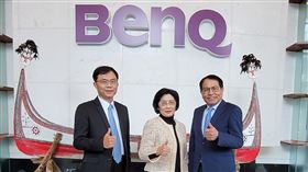 明基三豐宣布砸1.9億！取得康科特約40%股權
(圖2)明基三豐攜手康科特，布局專業醫療管理領域。 右起為明基三豐副董事長楊宏培、康科特董事長劉靜怡、明基三豐總經理管新寶。 （圖／明基三豐提供）