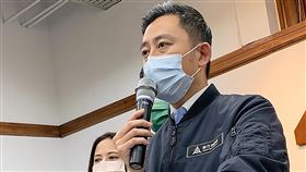 林智堅不參選大新竹市長  盼在野黨停止政治操作針對大新竹合併升格議題，新竹市長林智堅（前）27日晚間舉行記者會表示，他不會參選2022大新竹合併後的首任市長，希望這樣的決定促使各在野黨停止政治操作，讓大新竹升格有助國家戰略產業發展、提升區域治理效率的討論回歸正軌。中央社記者郭宣(文三)攝  110年12月27日