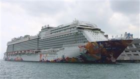 世界夢號傳有乘客確診  郵輪提前返回新加坡「世界夢號」傳出船上有一名乘客疑似確診感染COVID-19後，郵輪14日早上提前返抵新加坡。圖為「世界夢號」109年12月停靠於濱海灣郵輪中心。中央社記者侯姿瑩新加坡攝  110年7月14日