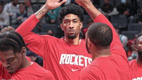 ▲火箭中鋒伍德（Christian Wood）傳球打到場邊球迷。（圖／翻攝自火箭推特）