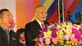 徐耀昌就職7週年發表施政成果苗栗縣長徐耀昌（中）就職屆滿7年，23日在縣府發表施政成果。他表示，上任以來，截至目前招商金額已突破兆元大關，高達1兆88億元，創造逾3萬6000個工作機會。中央社記者管瑞平攝  110年12月23日