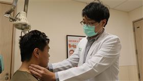 徐俊傑醫師替患者檢查頸部腫大，圖非當事人。（圖／亞大醫院提供）