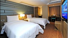 高雄防疫旅館首波增330房市民優先因應春節國外返鄉潮，高雄市政府擔心入境隔離防疫旅館量能不足，因此首波增加4家防疫旅館共330間房，提供高雄市民優先預訂。圖為高雄國際星辰旅館客房。（高雄市觀光局提供）中央社記者洪學廣傳真  110年10月29日