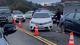 上合歡山追雪逆向插隊　警怒吼：後退