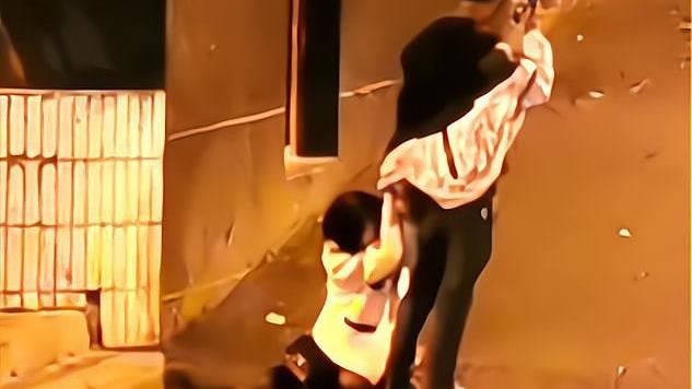 男友搶聽語音訊息　女下跪哭求：別聽