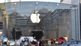 蘋果自助服務維修方案  2022年開賣零件工具蘋果公司美西時間17日宣布「自助服務維修」方案，自2022年起，蘋果用戶將可購買零件和工具，參考維修說明書，DIY手機維修。中央社記者周世惠舊金山攝  110年11月18日