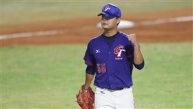 台電強投王宗豪退役  開啟第2人生業餘台電強投、世界12強棒球賽國手王宗豪結束球員生涯，靠著招牌變速球投出一片天，近年因為傷勢所苦、靠著吃止痛藥硬撐，確定退役開啟第2人生。圖為2018年8月26日雅加達亞運，台灣與韓國比賽。中央社記者張新偉攝  110年12月28日