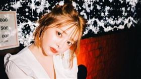 日本AV女優小倉由菜穿上比基尼聖誕裝。（圖／翻攝自IG）