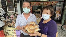 雲林老店薄利多銷  每個麵包不超過15元近年來瓦斯費、麵粉等材料漲價，在雲林縣土庫鎮賣麵包40年的方振南（左）、蔡女珠（右）夫妻堅持薄利多銷，每個麵包售價不超過新台幣15元。中央社記者姜宜菁攝  110年12月28日