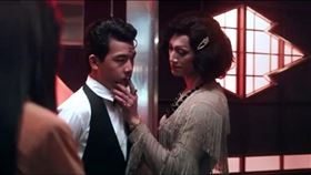 吳慷仁劇中調戲張軒睿、胡瑋杰。（圖／翻攝自華燈初上YouTube）