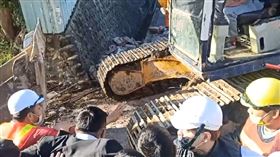 苗栗造橋，坤輿廢棄物掩埋場，怪手進場試運轉，自救會抗爭，雙方爆發衝突 圖/翻攝畫面