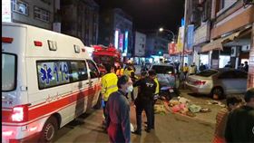 新店轎車衝進騎樓 翻攝