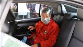 感謝醫師  阿嬤存老人年金捐贈居家訪視車（2）87歲江阿嬤長期在花蓮慈濟醫院就診，有感於醫師看診細心，決定用自己存下的老人年金，捐贈一輛居家訪視車給醫院。醫師也特別開著江阿嬤捐贈的車載阿嬤搭乘體驗。（花蓮慈濟醫院提供）中央社記者李先鳳傳真  110年12月28日