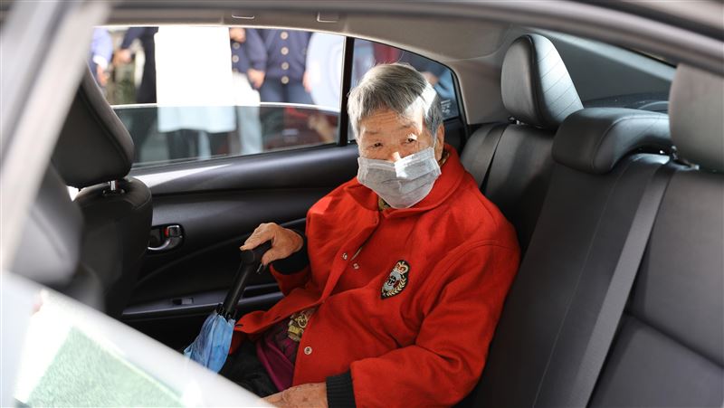 8旬嬤感謝醫師　老人年金買車送醫院