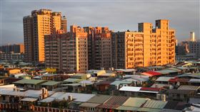 國泰建設發布房地產指數（2）國泰建設27日發布「第3季國泰全國房地產指數」，相較第2季價量俱漲。國建指出，本土COVID-19疫情趨緩，房市表現升溫，加上央行維持低利率，為房價帶來支撐。中央社記者王騰毅攝  110年10月27日