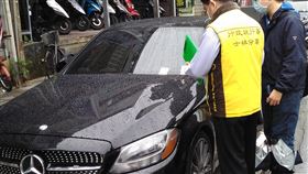 賓士車遭士林分署查扣  男子一次繳清欠費新北市余姓男子欠繳停車費、ETC通行費，並積欠闖紅燈、超速等罰單，總計遭裁罰293筆。法務部行政執行署士林分署日前查扣余男的賓士車，數日後余男即一次繳清逾新台幣17萬元欠費取回車輛。（士林分署提供）中央社記者蕭博文傳真  110年12月28日