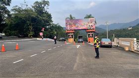 劍湖山瘋跨年煙火  雲林警將設12處交管劍湖山世界主題樂園跨年晚會將首度推出無人機「浮空煙火秀」，搭配劍湖山摩天輪煙火施放，時間達488秒，預估吸引逾萬民眾入園觀賞；雲林縣警局28日表示，31日將在主要道路設置12個管制點疏導交通。（警方提供）中央社記者姜宜菁傳真  110年12月28日